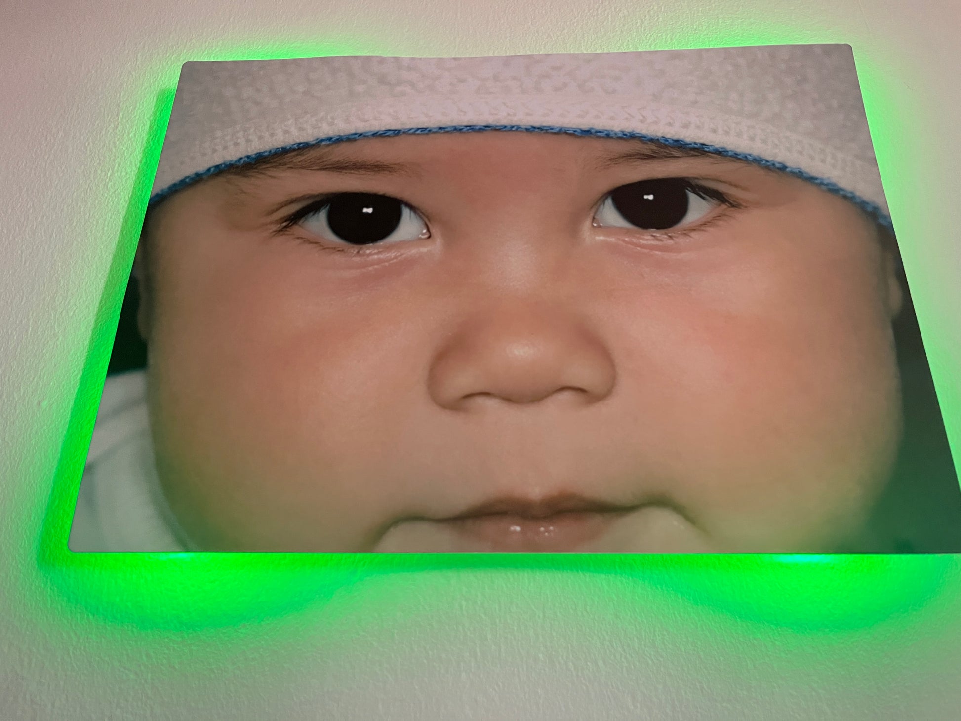 Quadro foto su metallo con LED RGB verde - ritratto bambino personalizzato | Markaink
